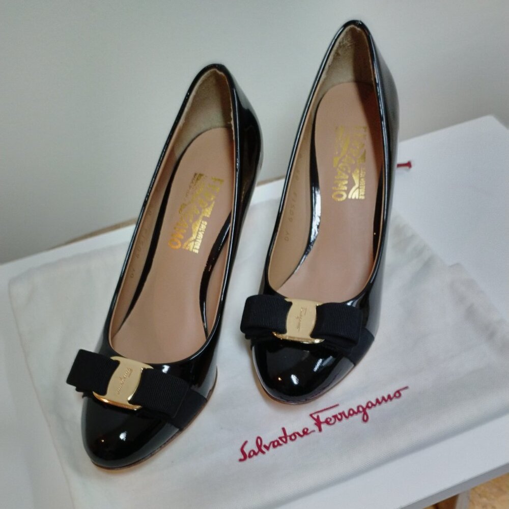 Ferragamo Clara 70 Black Patent Vara Bow Heels, like new - 9C fit like US 8M - Picture 3 of 15